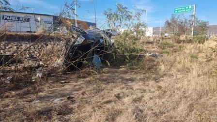 Volcadura en La Costerita, en Culiacán, deja por lo menos a dos personas lesionadas 
