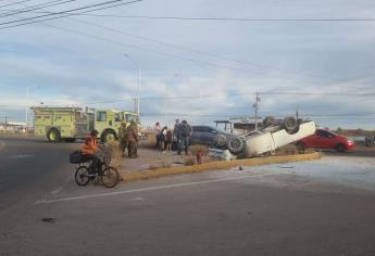 Familia vuelca sobre «La Costerita» tras esquivar un perro cuando llevaban a los niños a la escuela en Culiacán