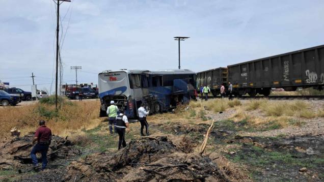 Tren se lleva a autobús de pasajeros en Alhuey, Angostura; hay 10 heridos