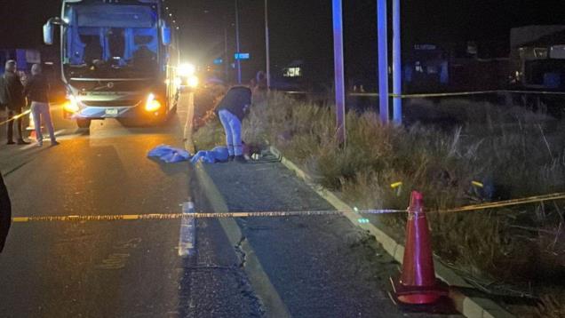 Mujer muere atropellada por un autobús en El Carrizo; intentaba cruzar la carretera