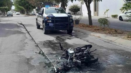 Una motocicleta termina en llamas tras derrapar en el sector La Conquista, en Culiacán