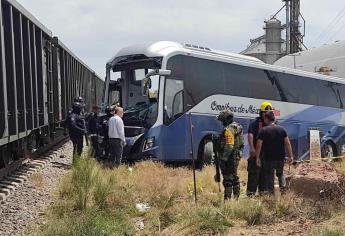 Reportan a dos pasajeros graves de los 8 que trasladaron a hospitales tras trenazo en Angostura