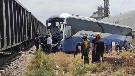 Reportan a dos pasajeros graves de los 8 que trasladaron a hospitales tras trenazo en Angostura