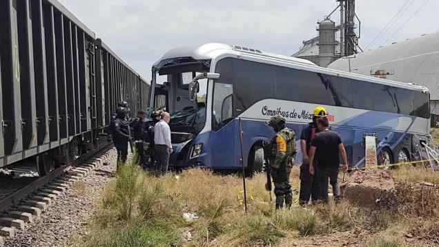 Reportan a dos pasajeros graves de los 8 que trasladaron a hospitales tras trenazo en Angostura