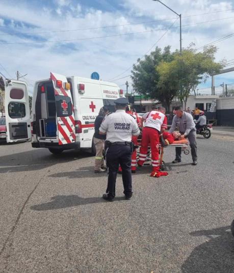 Trabajador de empresa refresquera termina lesionado al chocar en la colonia San Rafael