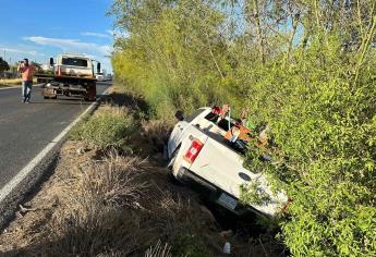 Conductor se sale de la carretera por esquivar a un motociclista en la Lateral 18, en Ahome