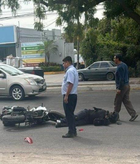 Se accidenta policía en moto en el sector San Rafael de Culiacán