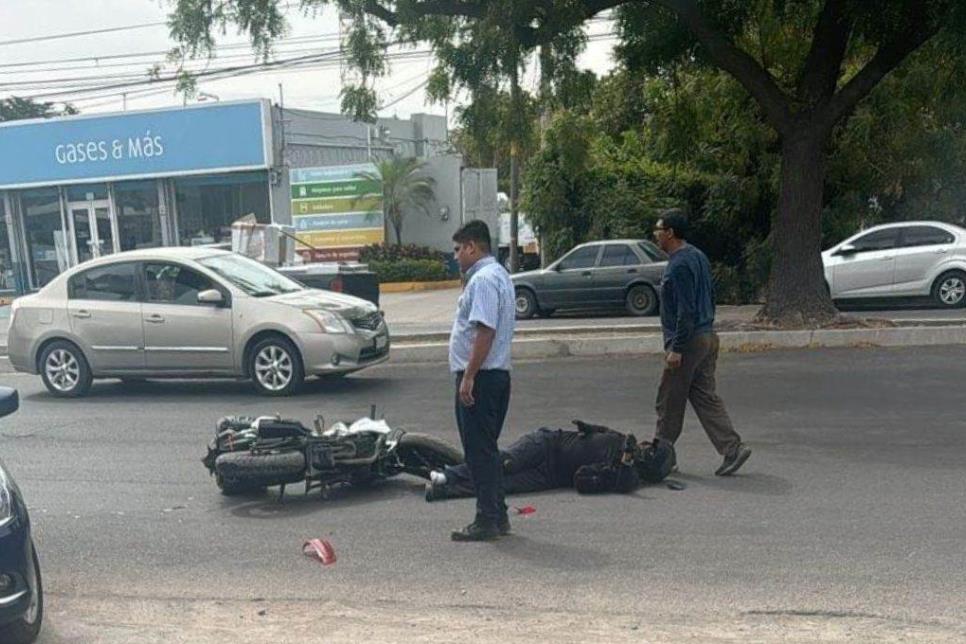 Se accidenta policía en moto en el sector San Rafael de Culiacán