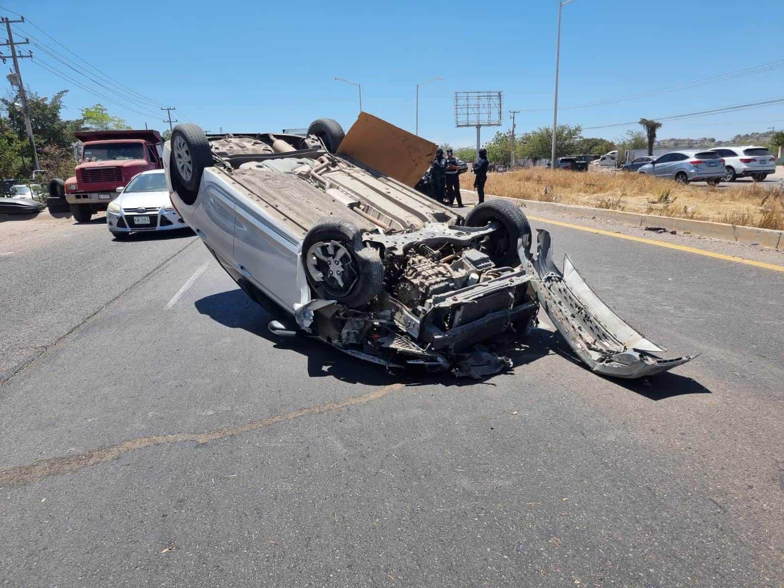 El vehículo quedó volcado sobre la rúa.
