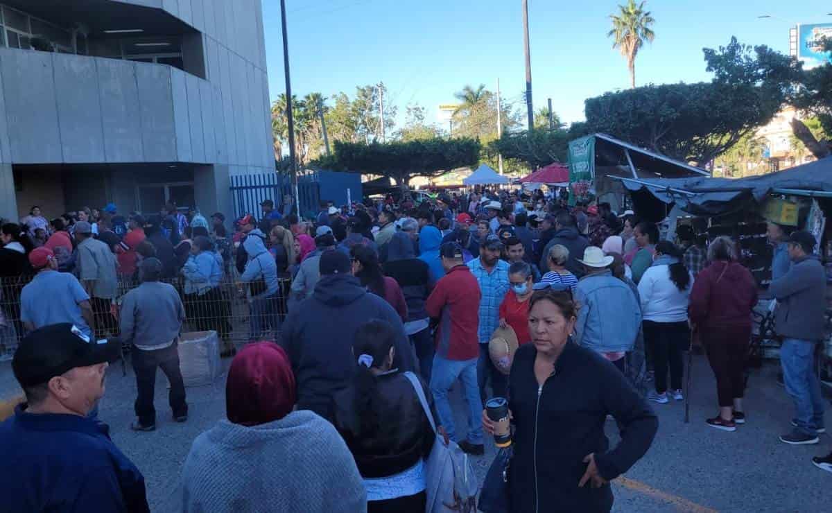 Derechohabientes de la clínica 49 del IMSS en Los Mochis hacen fila desde las 2:00 AM por citas