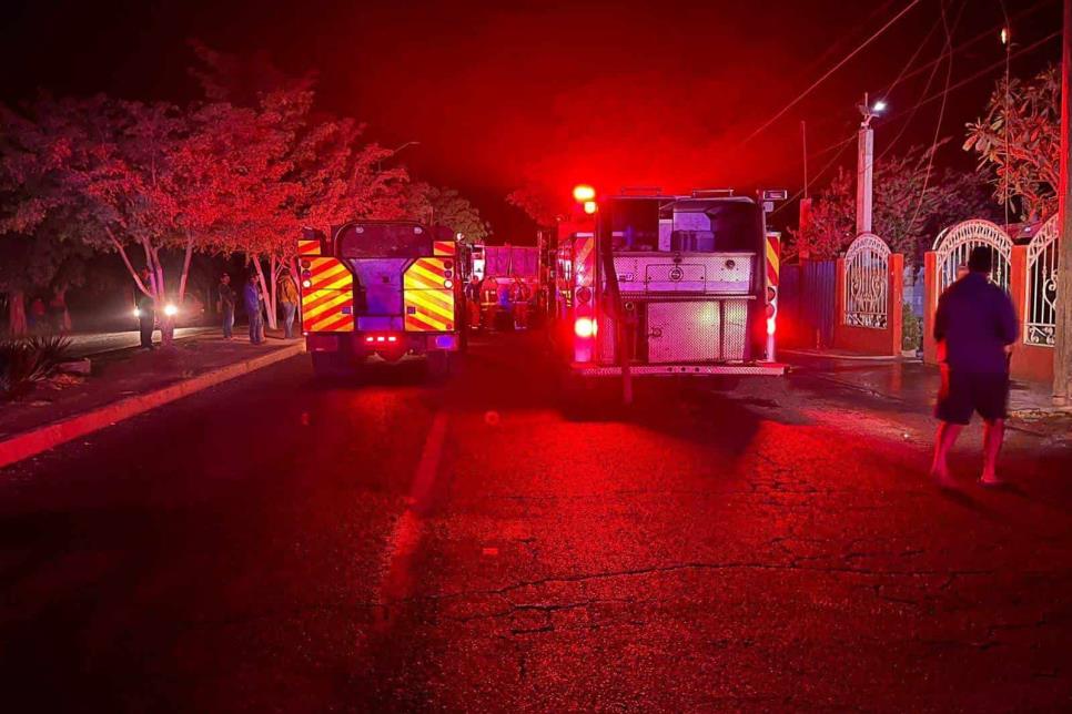 Voraz incendio deja en la calle a tres familias en el ejido 2 de Abril, El Fuerte