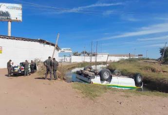 Vuelcan dos hombres en una camioneta y caen a un canal cerca de La Clayton, en Ahome