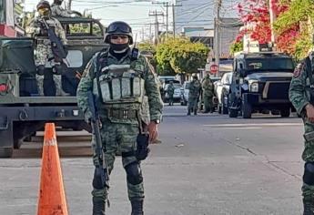 Autoridades federales ingresan a la casa que fue asegurada en la colonia Tierra Blanca en Culiacán 