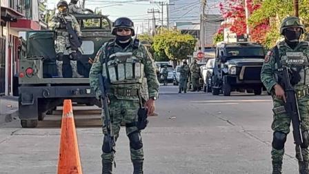 Autoridades federales ingresan a la casa que fue asegurada en la colonia Tierra Blanca en Culiacán 
