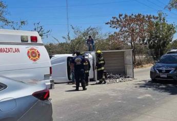 Por esquivar a perro, camioneta termina volcada en Hacienda del Seminario en Mazatlán 