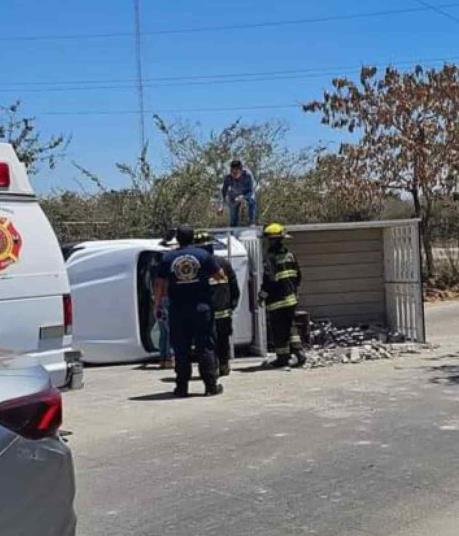 Por esquivar a perro, camioneta termina volcada en Hacienda del Seminario en Mazatlán 
