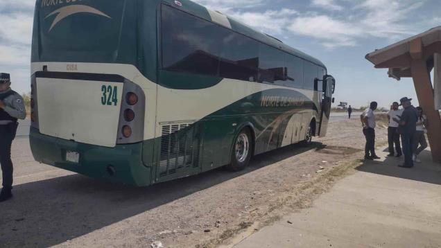 Autobús choca contra vagoneta conducida por una mujer en la México 15