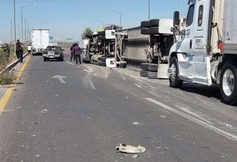 Carambola por La Costerita deja un tráiler volcado y otras dos unidades accidentadas