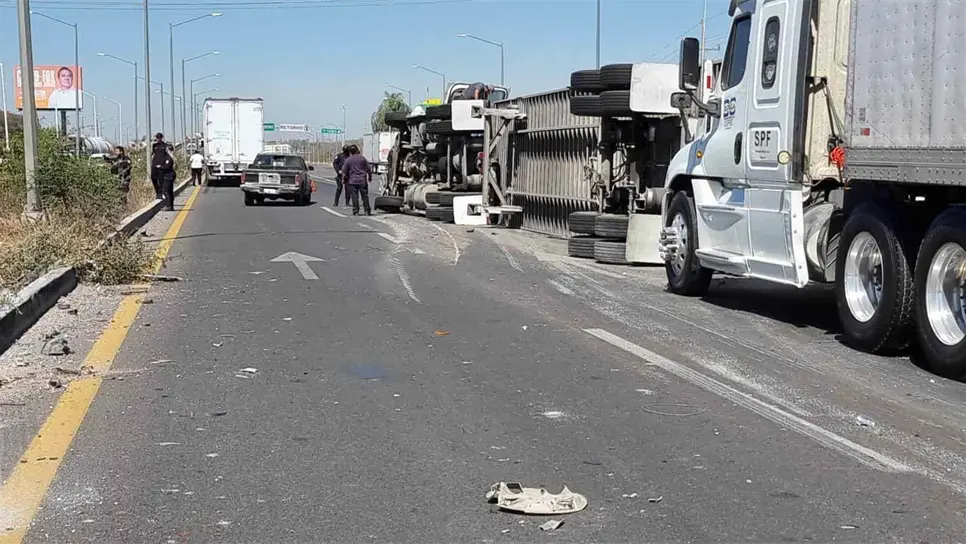 Carambola por La Costerita deja un tráiler volcado y otras dos unidades accidentadas