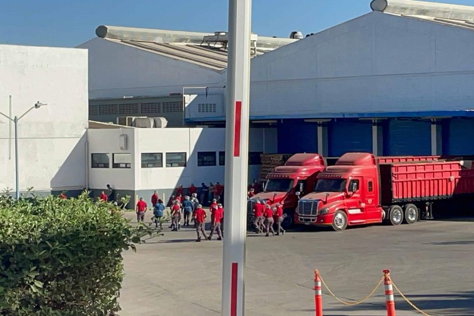 Evacuan personal en fábrica de envases en Mazatlán por conato de incendio