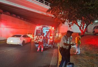 Motociclista resulta herido al derrapar en el distribuidor vial en Culiacán