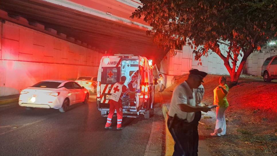Motociclista resulta herido al derrapar en el distribuidor vial en Culiacán