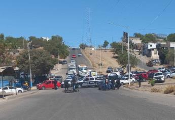 Dos menores de edad en moto resultan heridos al impactarse contra un auto en Culiacán