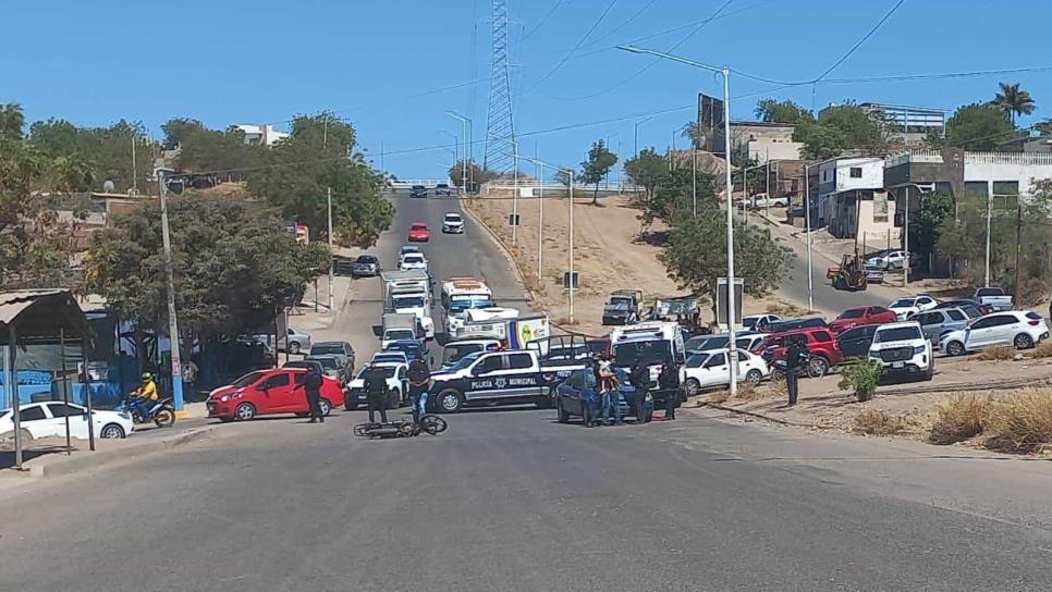 Dos menores de edad en moto resultan heridos al impactarse contra un auto en Culiacán