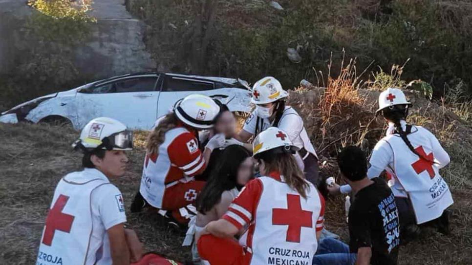 Vehículo pierde control y termina volcado en Real Del Valle, Mazatlán; resultan tres personas lesionadas