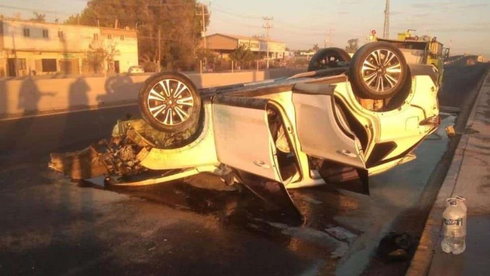 Conductor sale ileso tras volcadura e incendio sobre la México 15 en Guasave