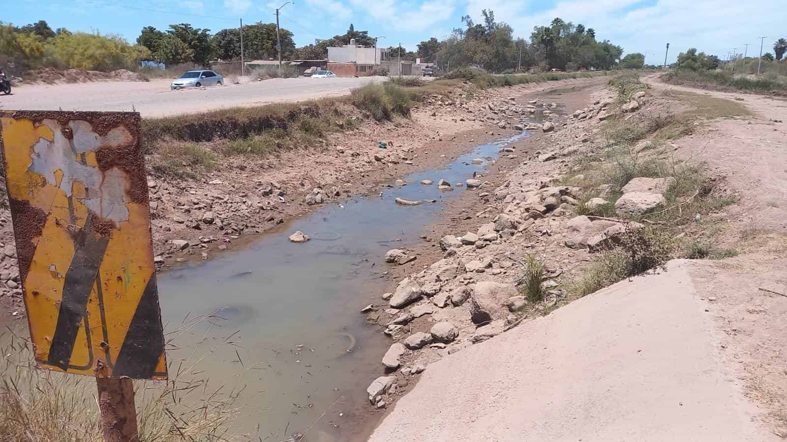 Así luce el canal paralelo a la avenida Agustina Ramírez en Los Mochis. FOTOS: Iván Rodríguez