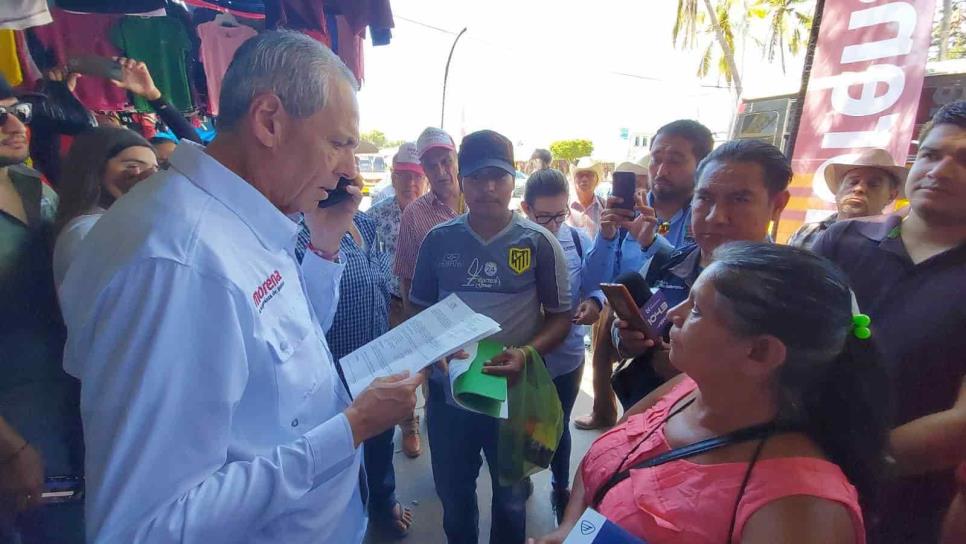 Gerardo Vargas baila en busca del voto en la Zona 030 de Los Mochis