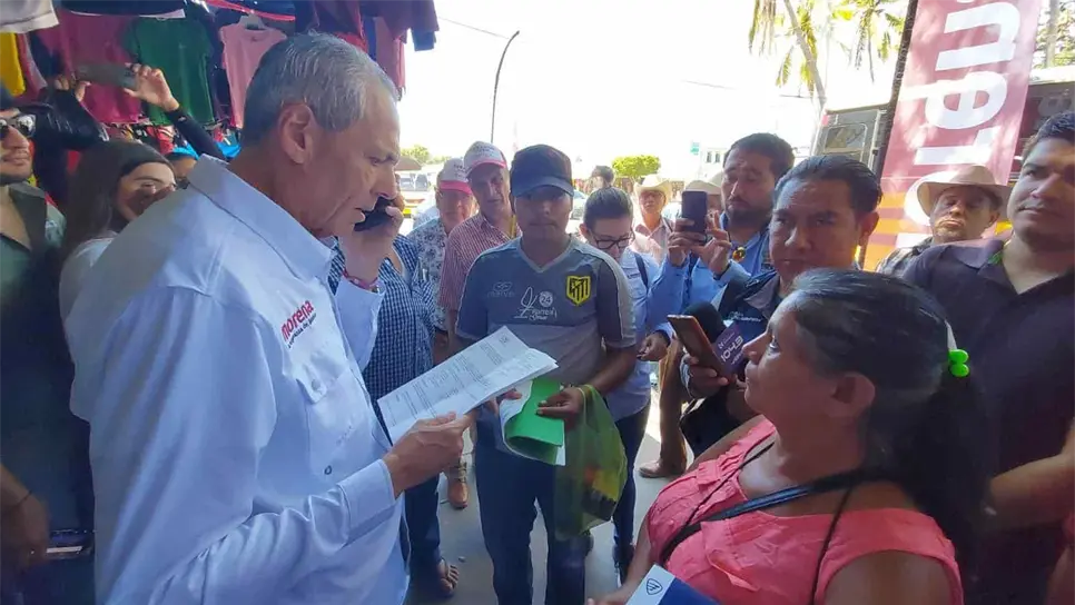 Gerardo Vargas baila en busca del voto en la Zona 030 de Los Mochis. | FOTO: Luz Noticias.