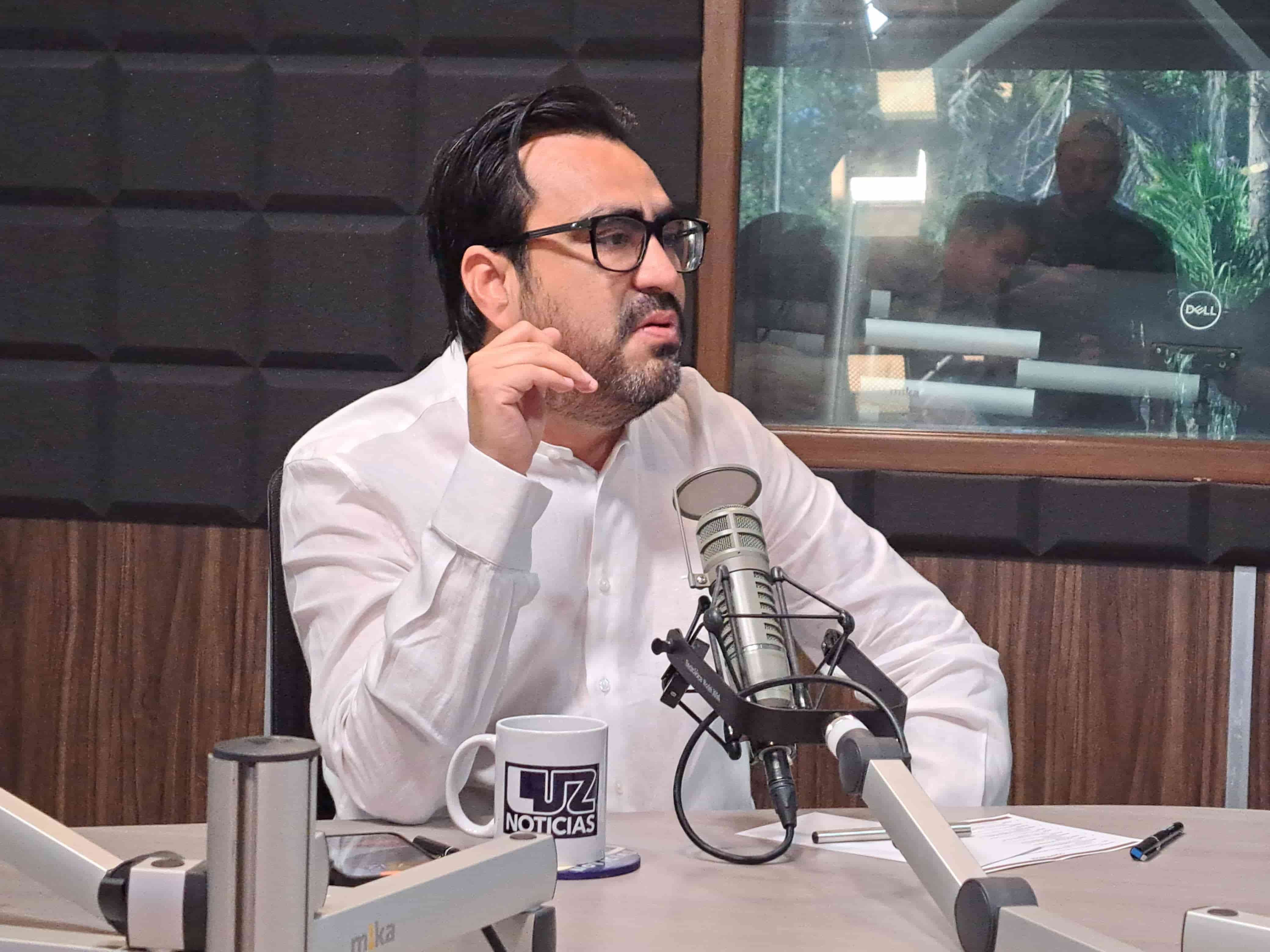 Juan de Dios Gámez Mendívil en el estudio de Luz Noticias. FOTO: Luz Noticias