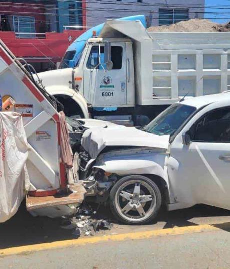 Automóvil provoca carambola de 5 unidades a la salida sur de Mazatlán 