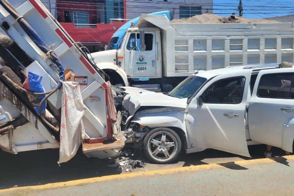 Automóvil provoca carambola de 5 unidades a la salida sur de Mazatlán 