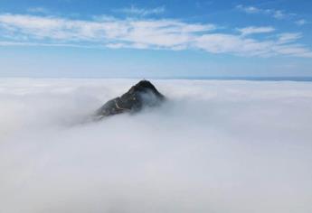 Así se ve el Faro de Mazatlán con la densa neblina que cubrió al puerto este martes | FOTOS