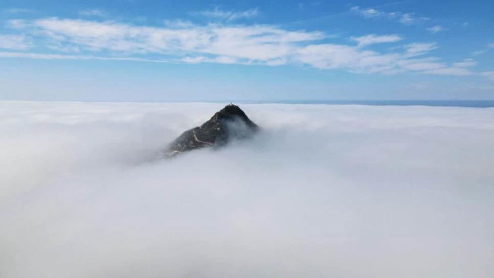 Así se ve el Faro de Mazatlán con la densa neblina que cubrió al puerto este martes | FOTOS