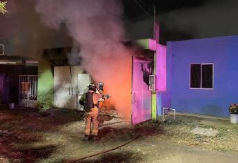 Fuego consume un automóvil y daña el techo de una vivienda en Mazatlán