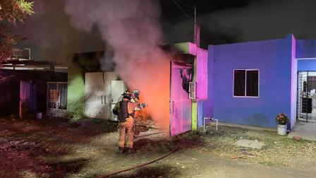 Fuego consume un automóvil y daña el techo de una vivienda en Mazatlán