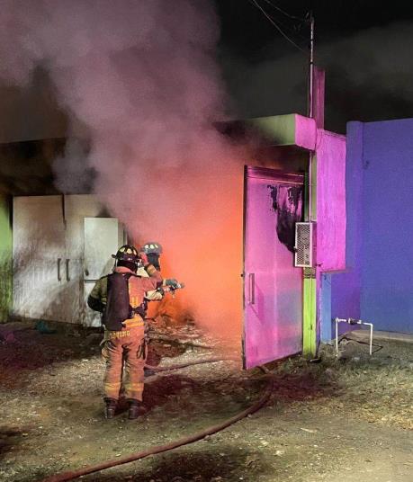 Fuego consume un automóvil y daña el techo de una vivienda en Mazatlán
