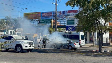 Se incendian tres vehículos luego de qué grúa provoca caída de poste de luz en Mazatlán
