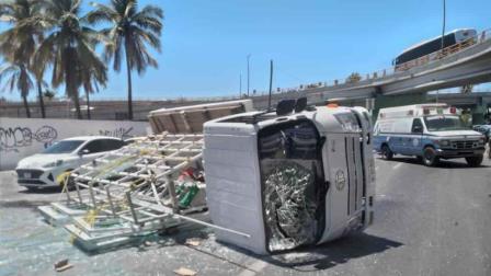 Se vuelca unidad en Mazatlán que transportaba vidrios desde Culiacán