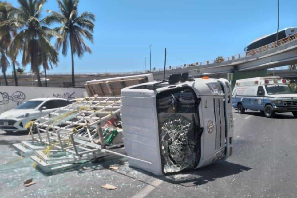 Se vuelca unidad en Mazatlán que transportaba vidrios desde Culiacán