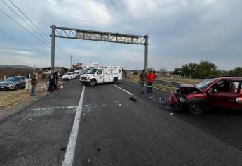 Conductor se estampa contra un tráiler en Villa Unión
