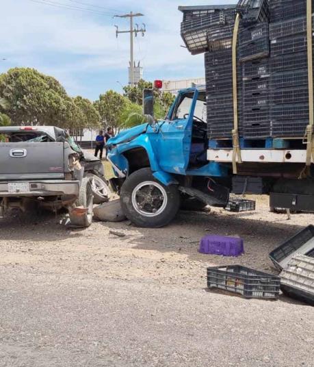Conductor muere tras chocar con un camión de carga en Navolato
