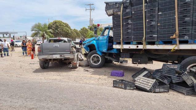 Conductor muere tras chocar con un camión de carga en Navolato