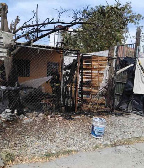 Fuego consume bodega de madera en vivienda de Mazatlán 