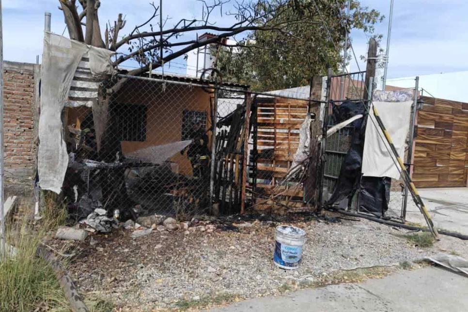 Fuego consume bodega de madera en vivienda de Mazatlán 