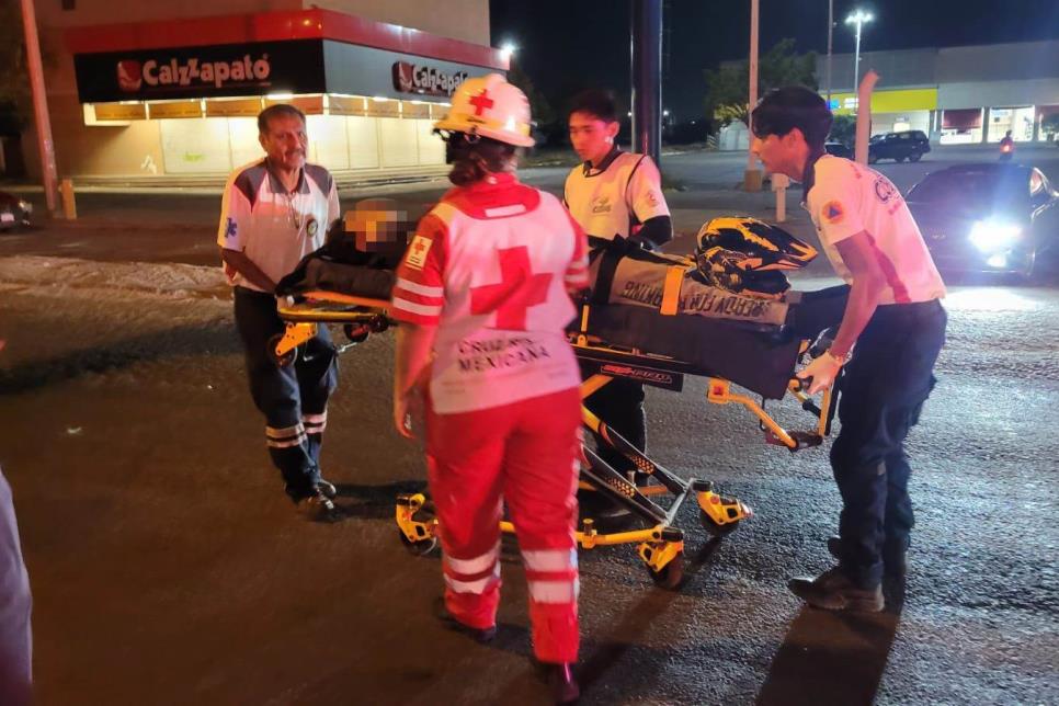 Motociclista se impacta contra un automóvil en Mazatlán
